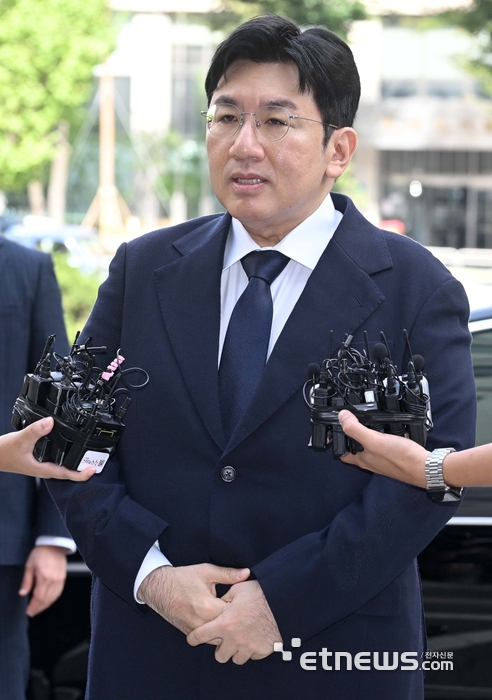 [포토] 경찰 출석해 입장 밝히는 방시혁 하이브 의장