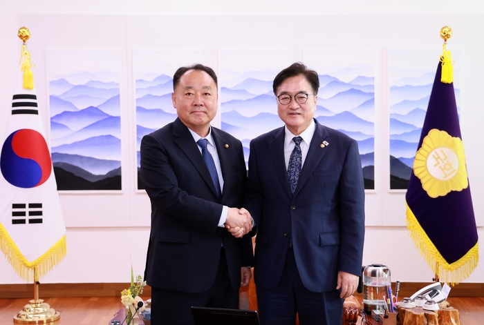 우원식 국회의장(오른쪽)이 15일 국회의장 집무실에서 손인혁 신임 헌법재판소 사무처장을 만나 기념 촬영했다.(사진=국회의장실)