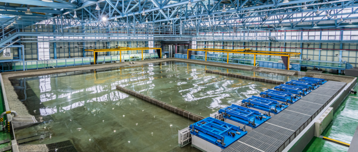 KIOST 수리실험동 전경. 인공적으로 파도를 일으켜 파랑, 월파 및 연안침식 저감을 평가하는 대규모 수리모형실험과 수치해석 연구를 수행할 수 있다.