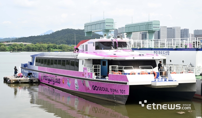 지난 18일 첫 운항을 시작한 서울의 새로운 친환경 수상 대중교통수단 '한강버스'. 전자신문DB