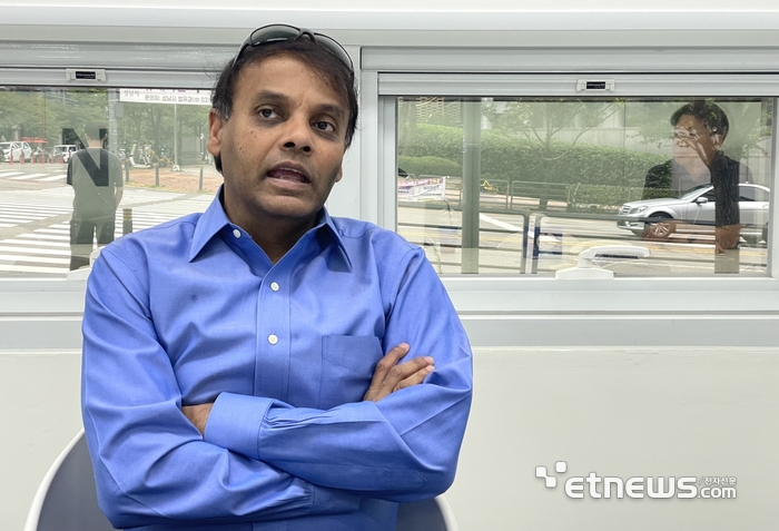 전자신문과 인터뷰 중인 서브하시시 미트라 스탠퍼드대 석좌교수. ⓒ박종진기자