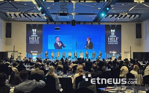 14일 서울드래곤시티에서 개최된 'H.E.L.F. in Seoul'에서 강연자들이 종합 토론을 진행하고 있다.