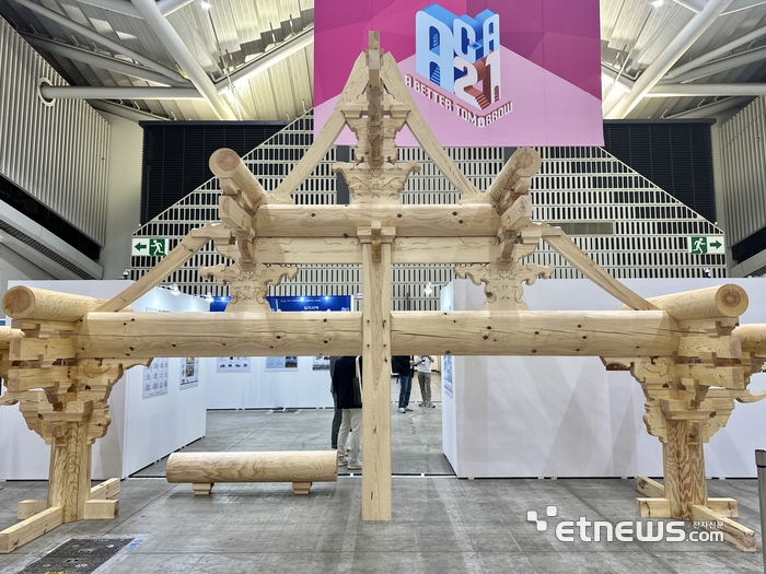 고려대 건축문화연구실이 제작한 성불사 모형.