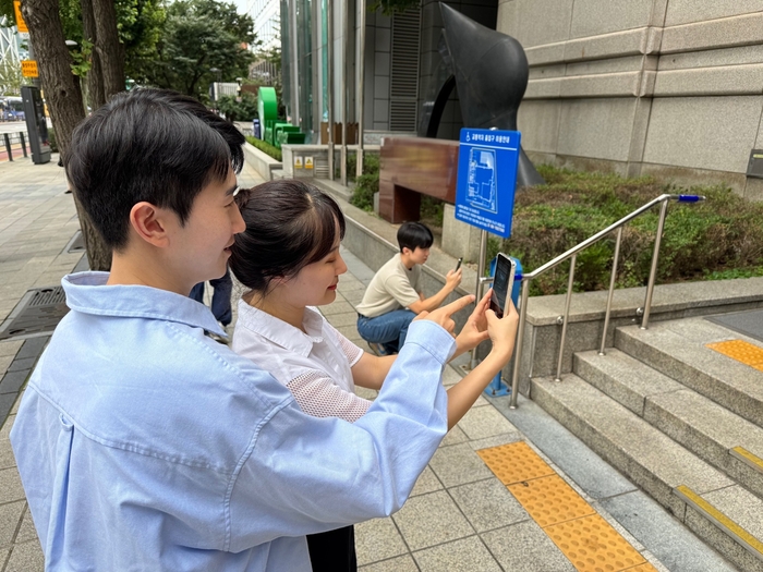 SK이노베이션 계열 구성원들이 지난 14일 로드메이커 활동에 참여해 사진을 촬영하고 있다. SK이노베이션