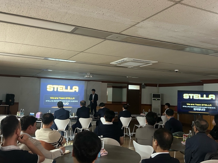 임선일 행장이 스텔라 시스템에 대한 설명을 하고 있다. 사진=동양저축은행
