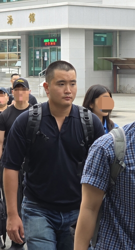 이재용 삼성전자 회장의 장남 지호씨가 15일 경남 창원시 진해구 해군사관학교에서 열린 해군 학사장교 사관후보생 입영식 행사장으로 들어가고 있다.  (사진=삼성전자)