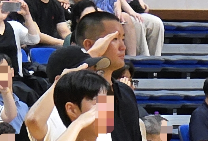 이재용 삼성전자 회장의 장남 지호씨가 15일 경남 창원시 진해구 해군사관학교에서 열린 해군 학사장교 사관후보생 입영식에 참석해 거수 경례를 하고 있다. (사진=삼성전자)