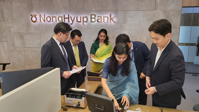 이청훈 농협은행 글로벌사업부문 부행장이 인도 노이다 지점을 방문해 시재검사를 하고 있다.