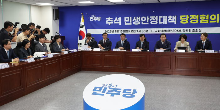 더불어민주당 김병기 원내대표가 15일 서울 여의도 국회에서 열린 '추석 민생안정대책 당정협의'에서 발언하고 있다. 연합뉴스