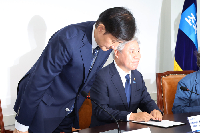 인사하는 조국 비대위원장     (서울=연합뉴스) 김주성 기자 = 조국혁신당 조국 비상대책위원장이 15일 서울 여의도 국회에서 열린 비상대책위원회의에서 인사하고 있다. 2025.9.15     utzza@yna.co.kr (끝)