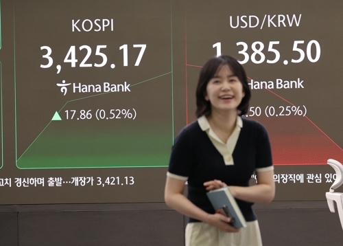 코스피가 상승 출발한 16일 서울 중구 하나은행 딜링룸에서 한 딜러가 활짝 웃고 있다.〈사진=연합뉴스〉