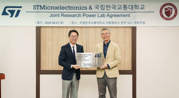 김정은 국립한국교통대 철도전기정보공학과 교수(왼쪽)와 히로시 노구치 ST APeC 지역 세일즈 및 마케팅 수석 부사장이 지난달 파워 랩 구축을 위한 업무 협약을 체결했다.