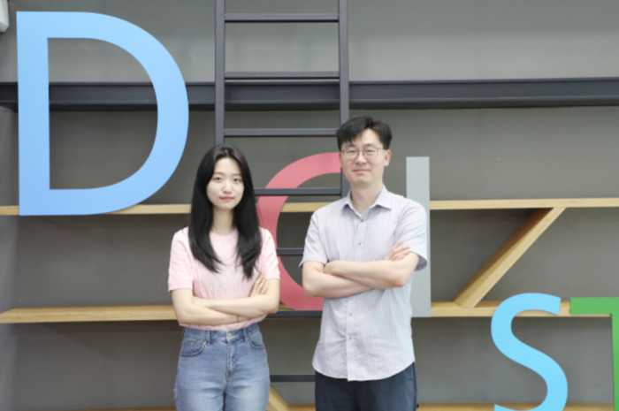 태양에너지로 작동하는 인공식물 소자를 개발, 방사성 세슘으로 오염된 토양을 정화하는 기술을 개발한 연구팀. 왼쪽부터 DGIST 화학물리학과 김수빈 박사과정생, 김성균 교수