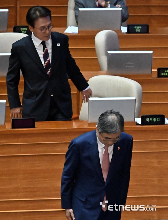 [포토] 인사하는 조현 외교부 장관