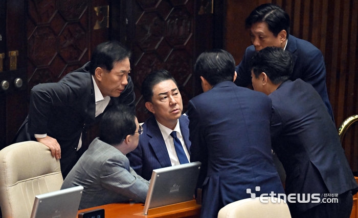 [포토] 동료의원들과 대화하는 김병기