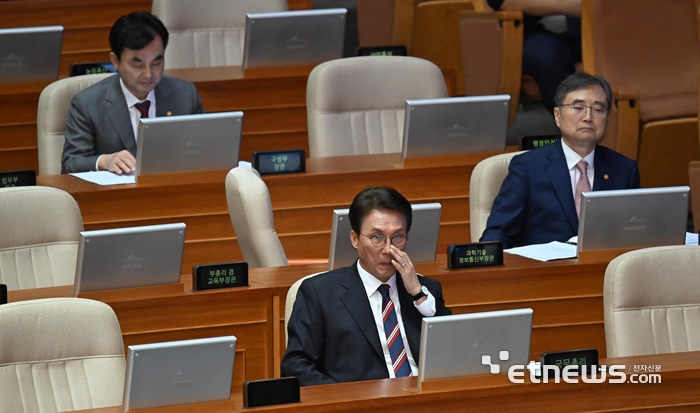 [포토] 대정부 질문 출석한 김민석 총리