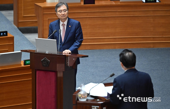 [포토] 답변하는 조현 외교부 장관