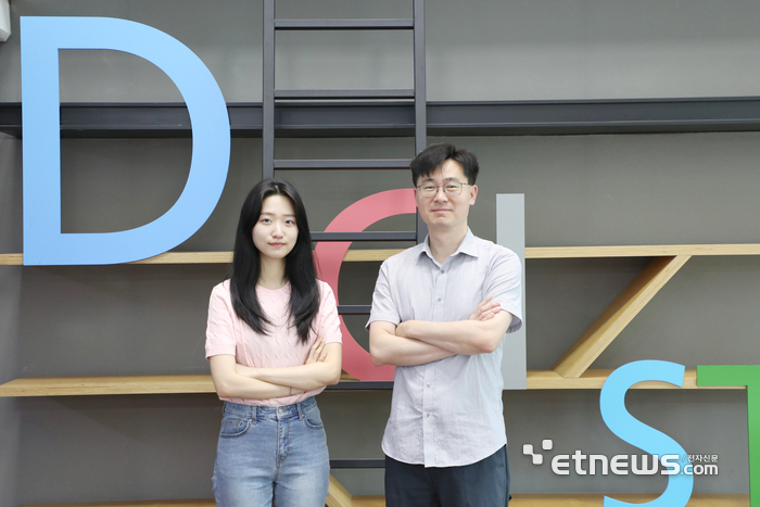 태양에너지로 작동하는 인공식물 소자를 개발, 방사성 세슘으로 오염된 토양을 정화하는 기술을 개발한 연구팀. 왼쪽부터 DGIST 화학물리학과 김수빈 박사과정생, 김성균 교수