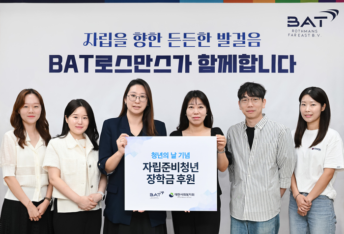 김건희 BAT로스만스 이사(왼쪽 세 번째)와 김문주 대한사회복지회 본부장(오른쪽 세 번째)이 서울 강남구 대한사회복지회 본부에서 열린 자립준비청년 장학금 전달식에 참석했다.