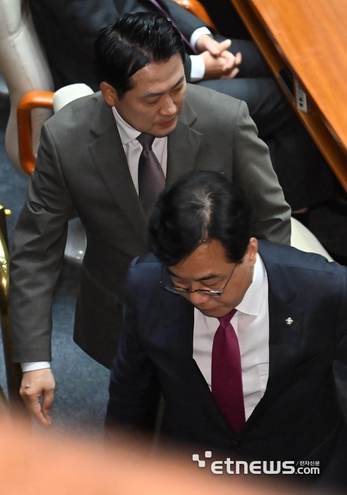 [포토] 본회의장 나가는 장동혁-송언석