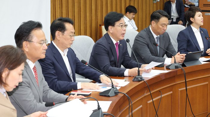 원내대책회의 발언하는 국민의힘 송언석 원내대표     (서울=연합뉴스) 류영석 기자 = 국민의힘 송언석 원내대표가 16일 서울 여의도 국회에서 열린 원내대책회의에서 발언하고 있다. 2025.9.16     ondol@yna.co.kr (끝)