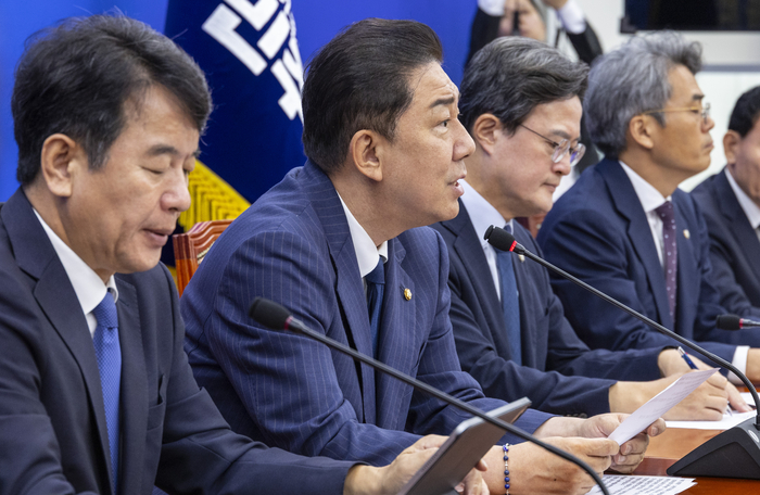 김병기 원내대표 원내대책회의 발언     (서울=연합뉴스) 황광모 기자 = 더불어민주당 김병기 원내대표가 16일 국회에서 열린 원내대책회의에서 정기국회 회기 내 정부조직법 처리에 대한 발언을 하고 있다. 2025.9.16     hkmpooh@yna.co.kr (끝)