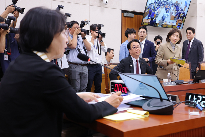 16일 서울 여의도 국회에서 열린 법제사법위원회 전체회의에서 추미애 법사위원장이 나경원 의원 간사 선임의 건 표결에 대해 무기명 투표를 선언하자 국민의힘 의원들이 항의하며 퇴장하고 있다. 연합뉴스
