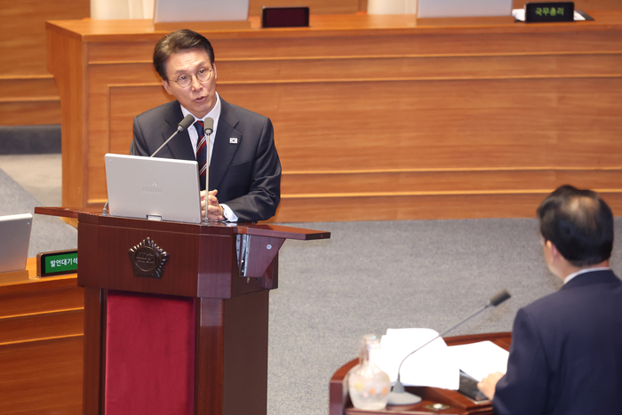 김민석 국무총리가 16일 외교·통일·안보 분야 대정부 질문이 진행된 국회 본회의에서 국민의힘 배준영 의원 질문에 답하고 있다.