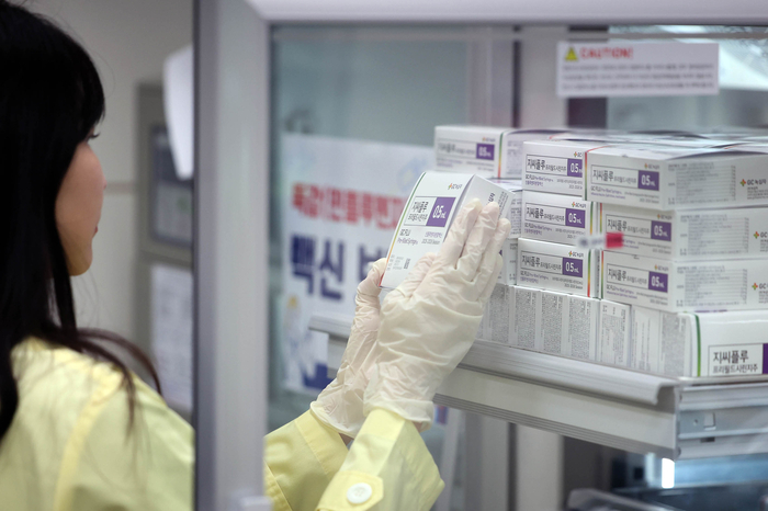 독감 인플루엔자 예방접종을 앞둔 16일 오전 광주 북구보건소에서 직원들이 백신 수량을 확인하고 있다. 연합뉴스.