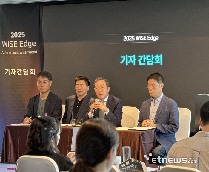강용성 와이즈넛 대표가 17일 서울 양재 엘타워에서 열린 '2025 와이즈 엣지(WISE Edge)' 행사에서 기자간담회를 진행하고 있다. [사진= 와이즈넛 제공]