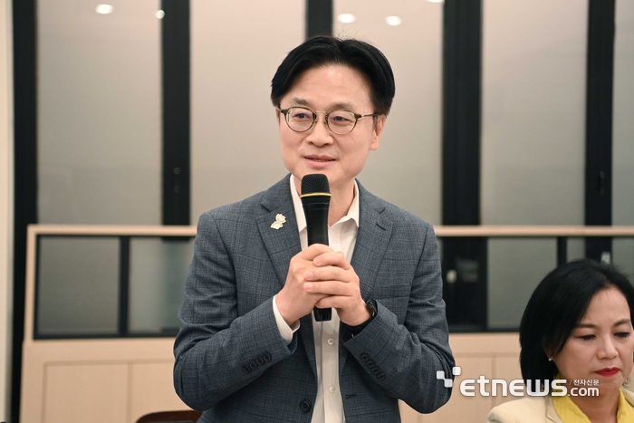 김정관 산업통상자원부 장관이 16일 세종에서 취임 후 첫 기자간담회를 갖고 발언하고 있다. 산업부 제공