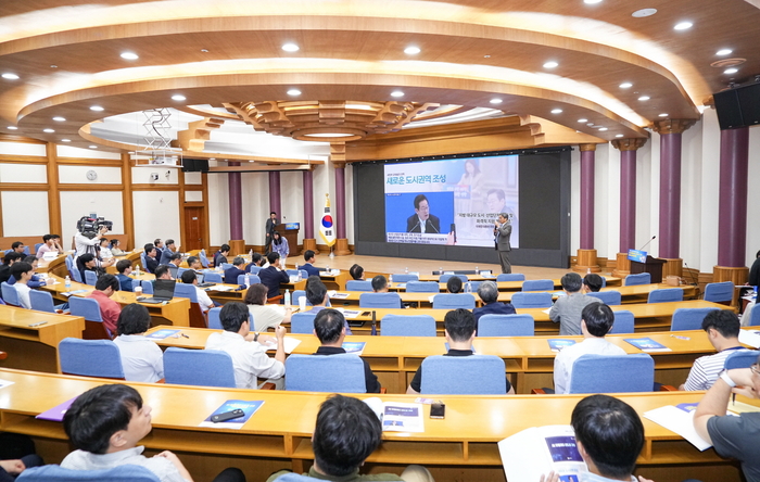 강기정 광주시장이 17일 오전 서울 여의도 국회의원회관 제1소회의실에서 열린 'AI모빌리티 신도시 구상 국회 정책토론회'에 참석해 '광주 미래 모빌리티 특화도시 조성'을 주제로 발표하고 있다.