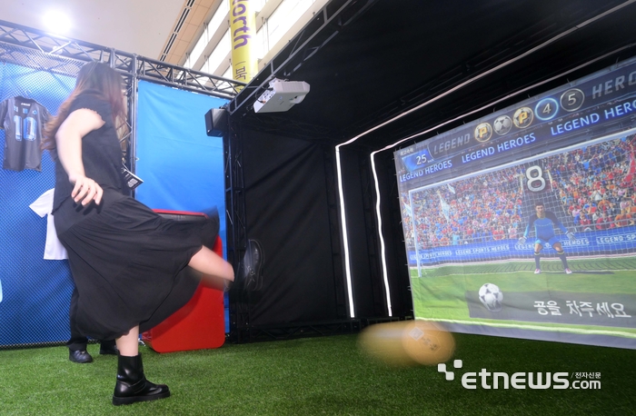 [포토] AI골키퍼와 승부차기 한판