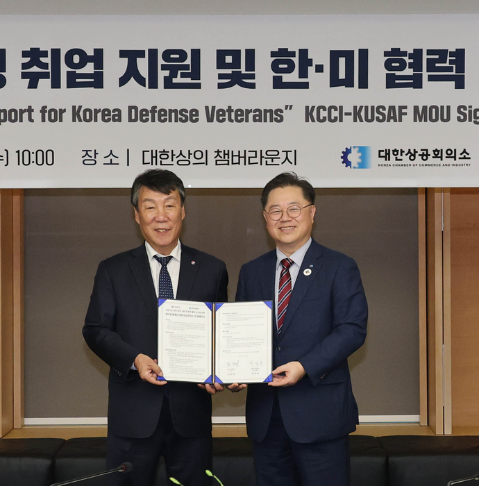 박일준 대한상의 상근부회장(오른쪽)과 임호영 한미동맹재단 회장이 17일 상의회관에서 한미동맹재단과 주한미군 전역장병 취업 지원 및 한미 협력 증진을 위한 업무협약(MOU)을 체결했다.