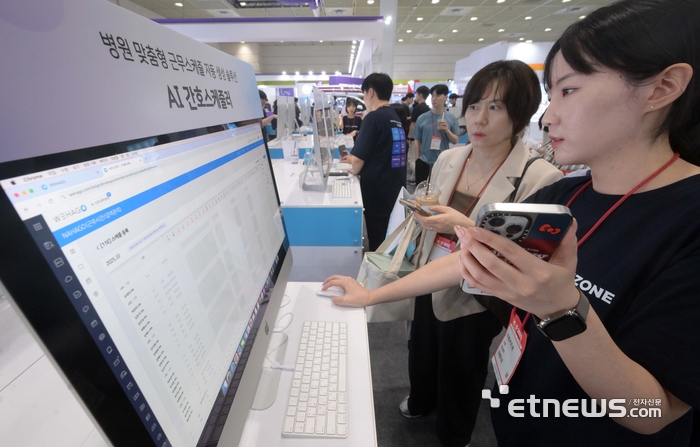 대한병원협회가 주최한 2025 국제병원 의료산업 박람회가 17일 서울 강남구 코엑스에서 사흘 일정으로 열렸다. 더존 부스에서 관람객이 인공지능(AI) 기반 메디컬 인텔리전스 플랫폼에 대한 설명을 듣고 있다. 김민수기자 mskim@etnews.com
