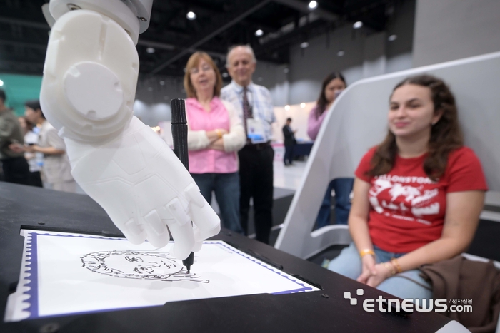 [포토] 드로잉 로봇이 그려주는 캐리커쳐