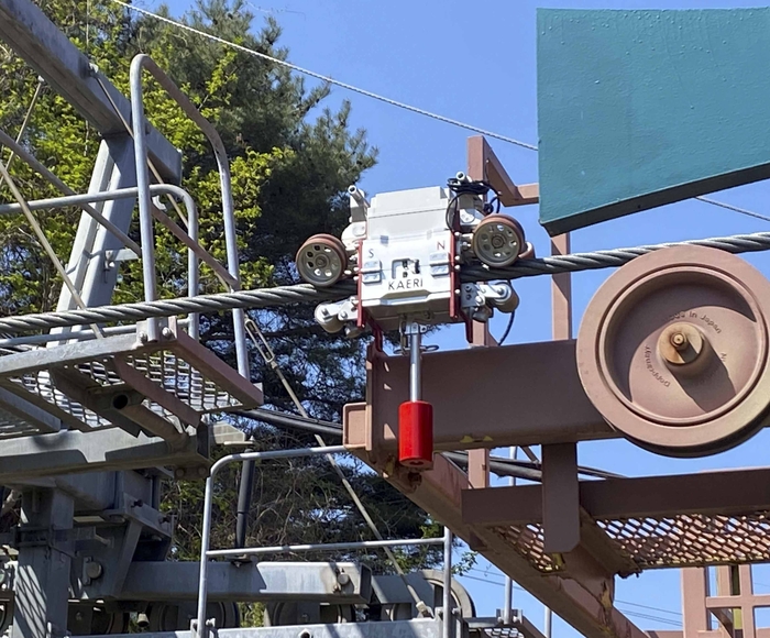 한국원자력연구원 '로프 닥터'를 이용해 와이어로프를 검사하고 있다.