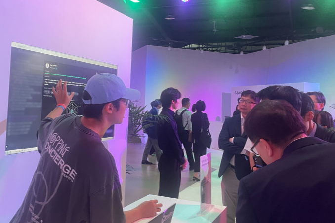 박지혁 와들 대표(왼쪽)가 전시부스 방문객을 대상으로 시스템 데모를 시연하고 있다. 와들 제공