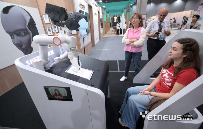 [포토] 드로잉 로봇이 그려주는 캐리커쳐