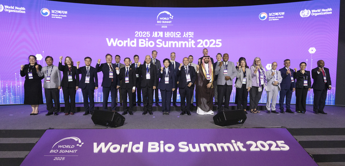 정은경 보건복지부 장관(첫줄 왼쪽 여덟 번째)이 17일 서울 중구 서울신라호텔에서 열린 세계 바이오 서밋 2025에서 참석자들과 기념촬영했다.(사진=보건복지부)