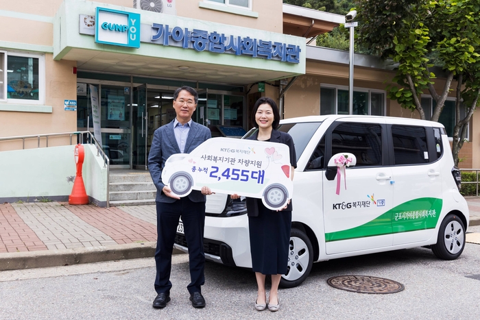 임선준 KT&G복지재단 사무처장(왼쪽)과 이은아 군포시가야종합사회복지관 관장