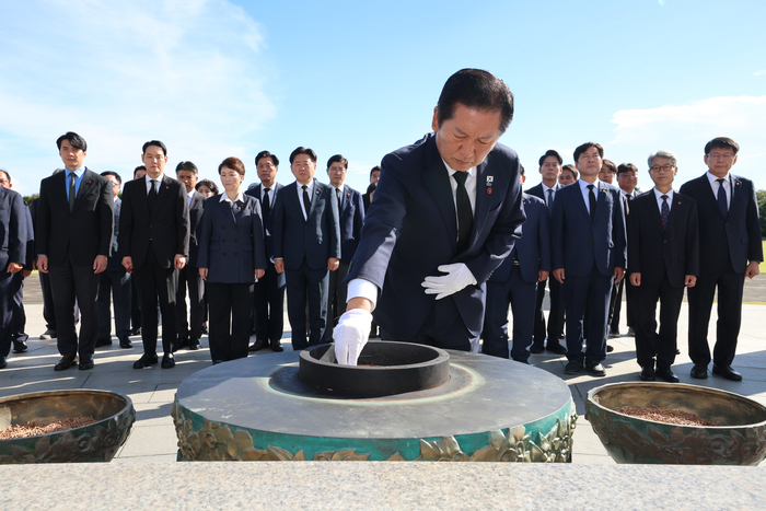 더불어민주당 정청래 대표를 비롯한 지도부가 17일 오전 제주시 봉개동 4·3평화공원을 찾아 참배하고 있다. 연합뉴스