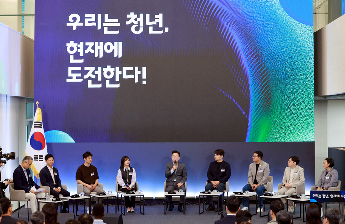 청년 스타트업 상상콘서트, 발언하는 이재명 대통령     (성남=연합뉴스) 김도훈 기자 = 이재명 대통령이 17일 경기도 성남시 스타트업 스퀘어에서 열린 청년 스타트업 상상콘서트에서 발언하고 있다. 2025.9.17 [대통령실통신사진기자단]     superdoo82@yna.co.kr (끝)