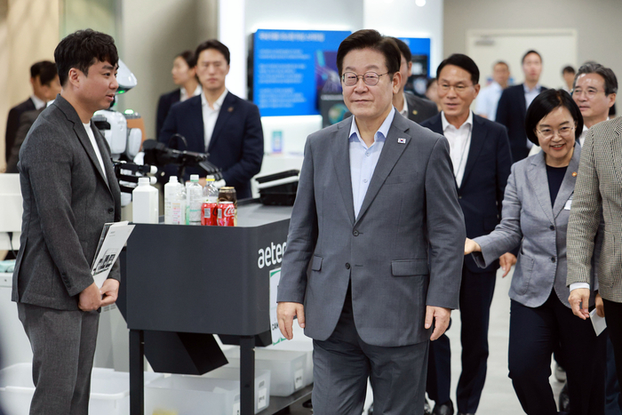 스타트업 전시 부스 둘러보는 이재명 대통령     (성남=연합뉴스) 김도훈 기자 = 이재명 대통령이 17일 경기도 성남시 스타트업 스퀘어에서 열린 청년 스타트업 상상콘서트 참석에 앞서 기업 전시 부스를 살펴보고 있다. 2025.9.17 [대통령실통신사진기자단]         superdoo82@yna.co.kr (끝)