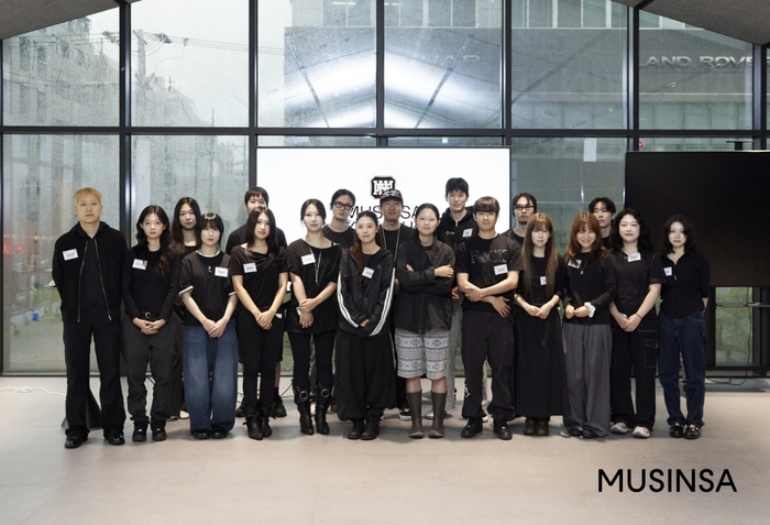 2025년 9월 선발된 무신사 넥스트 패션 스콜라십(MNFS) 6기 장학생들의 단체 사진