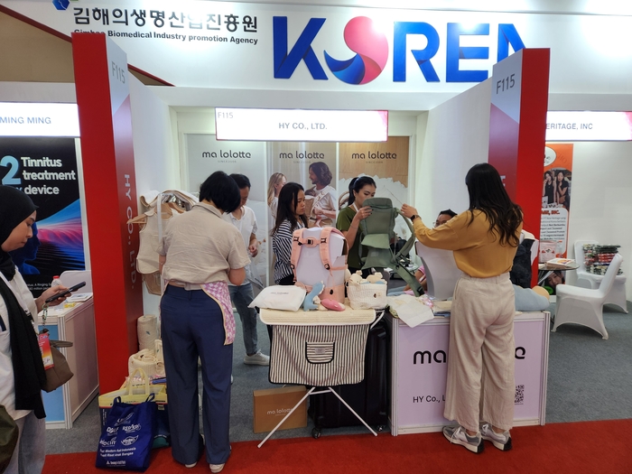김해의생명산업진흥원이 관내 10개 기업과 함께 '2025 자카르타 국제 프리미엄 소비재전'에 마련한 단체관 중 에이치와이 부스를 방문한 관람객들.