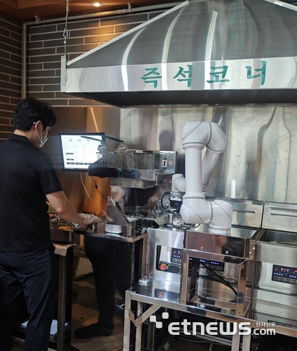 튀김로봇 ROBERT-E 시연 장면.