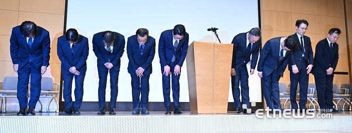 조좌진 롯데카드 대표와 임원들이 18일 서울 중구 부영태평빌딩에서 사이버 침해 사고 관련 대고객 사과를 하고 있다. 왼쪽부터 김성식 경영관리본부장, 이창주 리스크관리본부장, 한정욱 Digi-LOCA본부장, 조 대표, 최재웅 마케팅본부장, 정동훈 전략본부장, 임정빈 영업본부장, 최용혁 정보보호실장. 이동근기자 foto@etnews.com