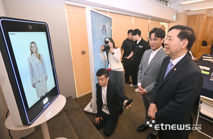 [포토] 구윤철 부총리, AI 기반 K-콘텐츠 스타트업 현장방문