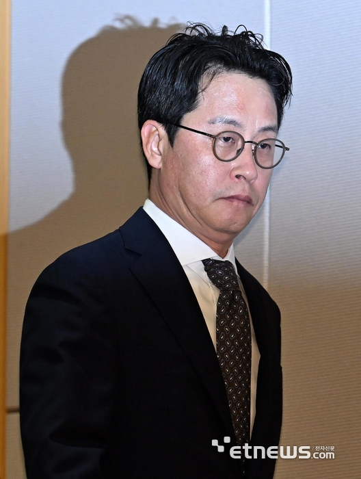 조좌진 롯데카드 대표가 18일 서울 중구 부영태평빌딩에서 사이버 침해 사고 관련 기자간담회를 위해 입장하고 있다.
이동근기자 foto@etnews.com